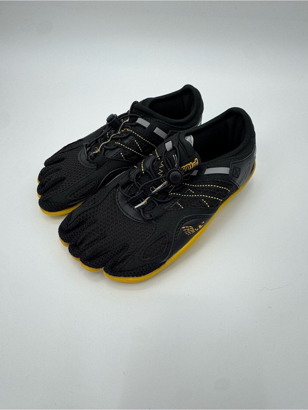 Fila Skele-Toes Toe Shoes  Size 4 (Big Kids' 4 / EU 36) Black and Yellow